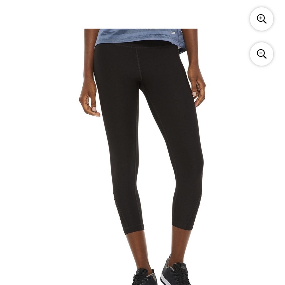 NEW 🆕 Athletic Works Women's Black Cropped Leggings size M